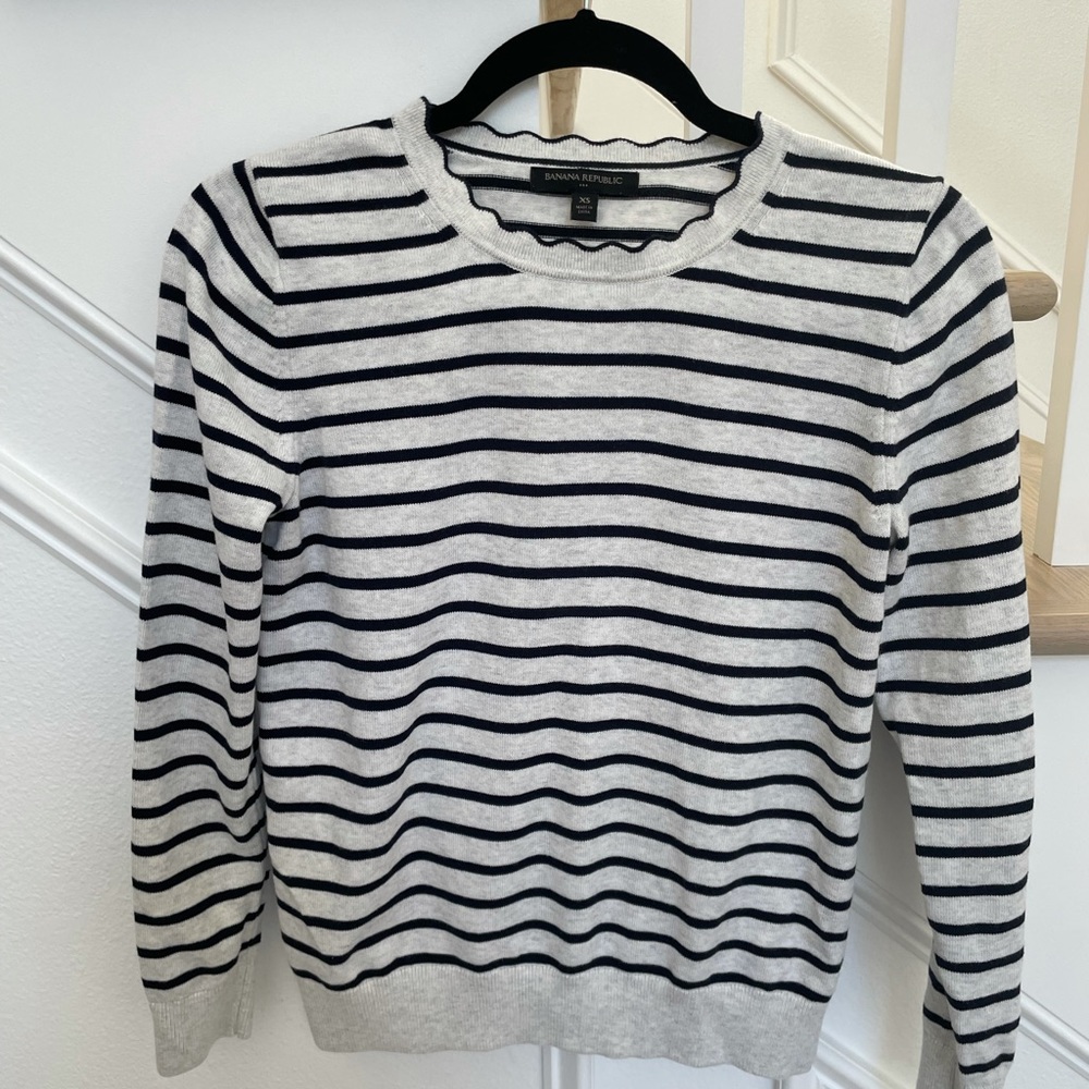 Banana Republic women grey stripe sweater 
Size XS 
New